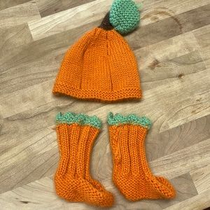 Like new! Wore once for photos Halloween pumpkin